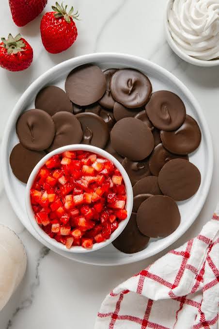 Chocolate Circles w/ strawberries